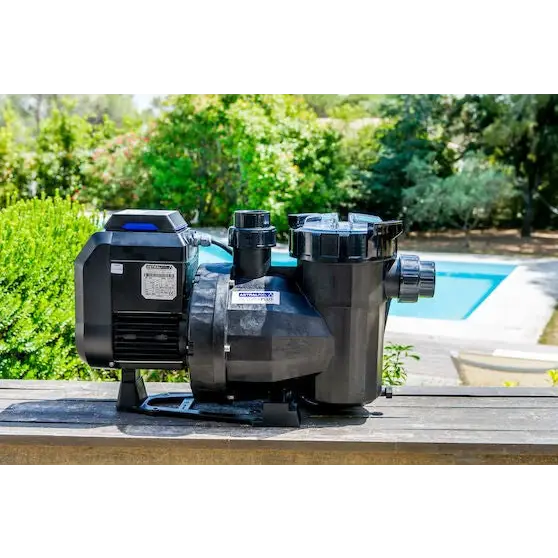 Astralpool Victoria Plus svart plastpoolpump med blå accent och variabel hastighet